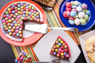 Torta di cioccolata colorata