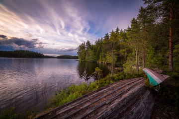 altes boot an einem see