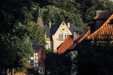 Eine alte Villa in Wernigerode rag aus dem Wald heraus