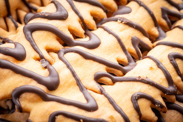 Primo piano di chiacchiere decorate con cioccolato fondente  fuso