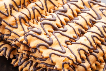 Chiacchiere decorate con cioccolato fuso