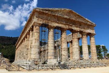 Obraz premium Classic Doric Greek Temple At Segesta, Sicily