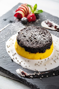 Cheesecake di pardula, cacao, zafferano e frutti di bosco