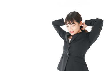 身だしなみを整える若いビジネスウーマン