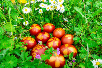 uova di Pasqua sull'erba