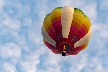 Fototapeta premium Colorful hot air balloons floating above the lake with blue sky in Singha Park ,Chiang Rai, Thailand.