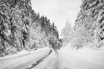 Route enneigée l'hiver en montagne, Savoie France
