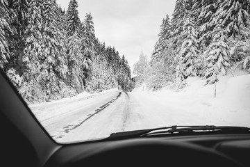 Voiture route enneigée l'hiver en montagne, Savoie France