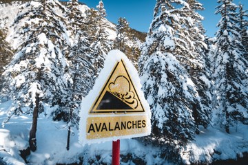 Panneau danger avalanches de neige Alpes Françaises 