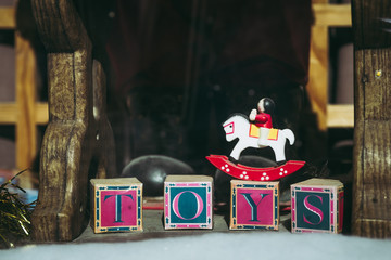 Décoration de Noel avec cubes en bois marqués TOYS