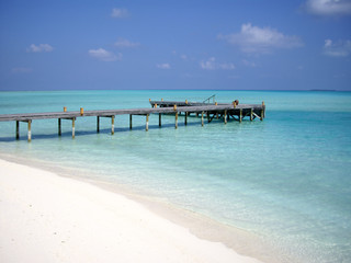 南の島のビーチの渡し船用の桟橋