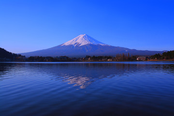 Fototapeta na wymiar Mont Fuji avec avec le ciel bleu au Lac Kawaguchi 