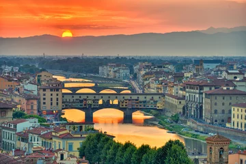 Keuken spatwand met foto View of the River Arno and famous bridge Ponte Vecchio. Amazing evening golden hour light. Beautiful gold sunset in Florence, Italy © Daniel CHETRONI