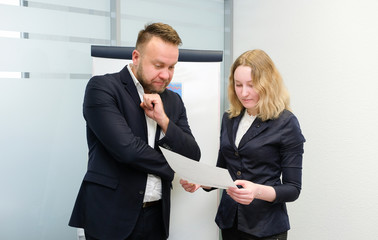 An experienced manager and a young specialist discuss business matters