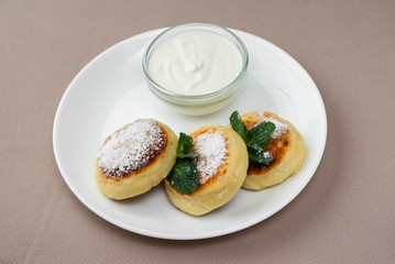 pancakes with powdered sugar and sour cream