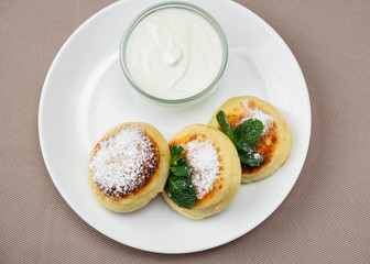 pancakes with powdered sugar and sour cream