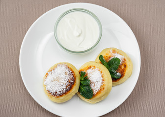pancakes with powdered sugar and sour cream