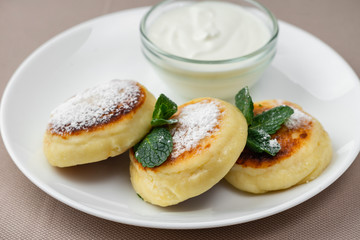 pancakes with powdered sugar and sour cream