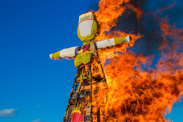 Fototapeta premium Burning a big stuffed. Russian spring holiday Maslenitsa (Maslenica)