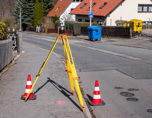 Vermessungstechnik auf einer Straße