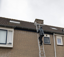 man climbing on a ladder © Chris Willemsen