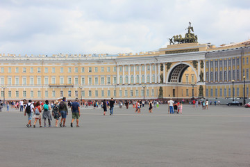 Obraz premium Palace square in St. Petersburg, Russia. Summer day view with people on main city square
