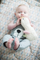 Baby mit Kuscheltier