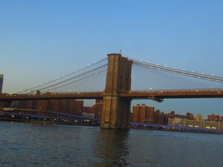 Fototapeta na wymiar tower of brooklyn bridge in new york