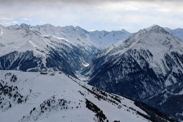 Obraz premium Landscape in Zillertal Arena ski resort in Zillertal in Tyrol. Alpine mountains with snow. Downhill fun. Blue sky and white slopes at Zell am Ziller.