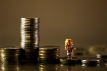Different levels of money, a doll with the appearance of a minor baby located in the middle, symbolizes the money destined for motherhood, childhood, the expenses of a family or solidarity charity.
