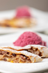 Apfelstrudel und Eis