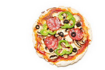 frische Pizza auf Weiß