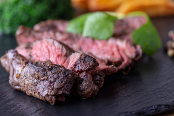 Scheiben vom gegrillten Steak auf Schiefer