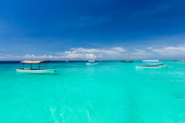 Fototapeta na wymiar Beautiful sky and blue sea . tropical beach