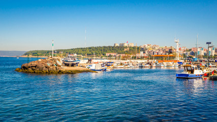 Fototapeta na wymiar Small port of city Canakkale, Turkey