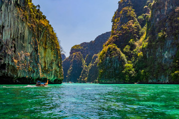 Fototapeta na wymiar Take a boat to see the beauty of Phi Phi Leh at Pileh Bay and Loh Samah Bay.