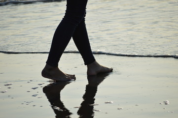Douce matinée, doux pas sur le sable blanc
