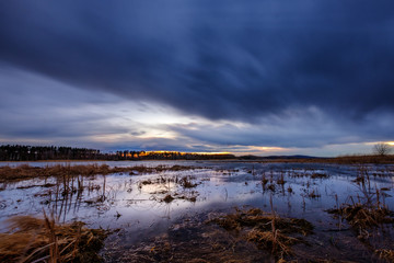 Fototapeta premium wildes Wetter über dem See