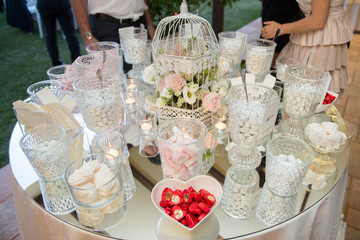 Buffet di dolci, frutta e confetti per un matrimonio