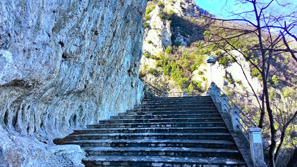 Scale sotto le rocce