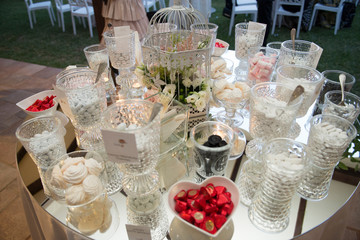 Buffet di dolci, frutta e confetti per un matrimonio