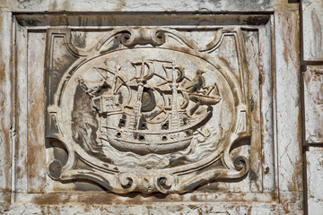 historisches altes verwittertes Stadtwappen von Lissabon aus Marmor mit Segelschiff, Portugal 