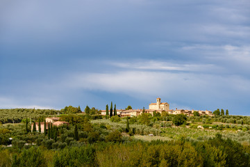 Fototapeta na wymiar Auf einem Hügel nahe Siena befindet sich die Certosa di Pontignano, ein ehemalige Kloster, heute als Gästehaus der Universität Siena. Auch als Tourist kann man sich dort einmieten