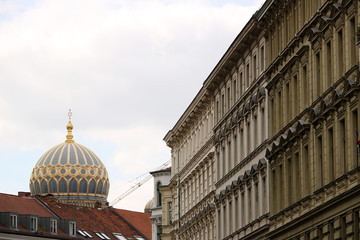 Obraz premium A building in Berlin and the dome of the synagogue