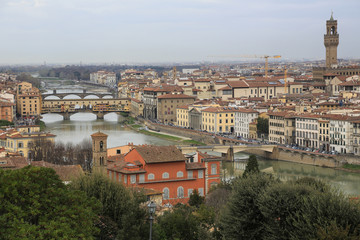 Fototapeta premium Florenz Italien: Blick vom Aussichtsplatz Piazzale Michelangelo auf die Brücke Ponte Vecchio und das historische Stadtzentrum 