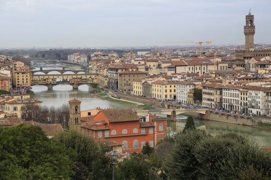 Florenz Italien: Blick vom Aussichtsplatz Piazzale Michelangelo auf die Br&uuml;cke Ponte Vecchio und das historische Stadtzentrum 