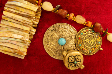 Schmuck mit rotem Samt Hintergrund 