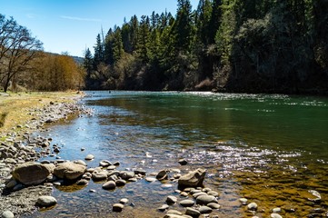 Obraz na płótnie Canvas The Rogue River flows through Casey State Recreation Site near Medford, Oregon