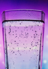 Mineralwasser mit leuchtendem Hintergrund