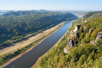Fototapeta na wymiar Blick von der Bastei im Elbsandsteingebirge auf den Fluss Elbe bei Rathen